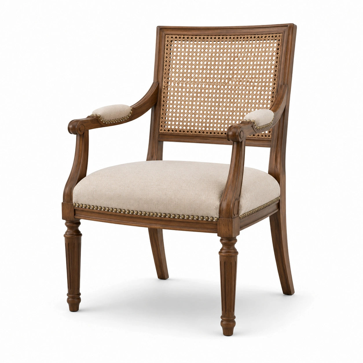 Poltrona in legno con schienale in vimini e seduta imbottita beige